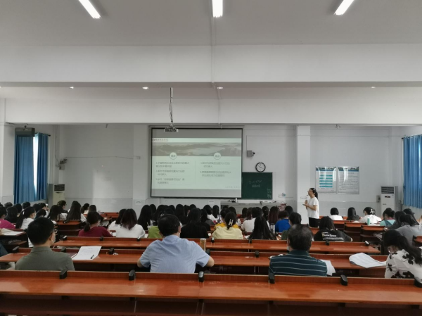 开学第一天校党委书记汪继平深入一线课堂听思政课(图1) 开学第一天校党委书记汪继平深入一线课堂听思政课(图1)