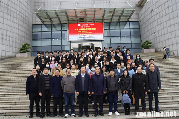 清华大学艾四林教授应邀来304永利集团作学术报告(图3) 清华大学艾四林教授应邀来304永利集团作学术报告(图3)