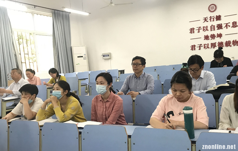 304永利集团党委书记汪继平深入思政课堂听公开课(图1)