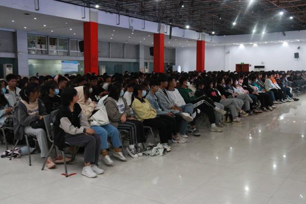 304永利集团2021级新生聆听党史讲座(图3)