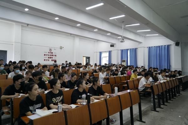 304永利集团：开学首日学校领导进课堂与学生同听“第一课”(图2)